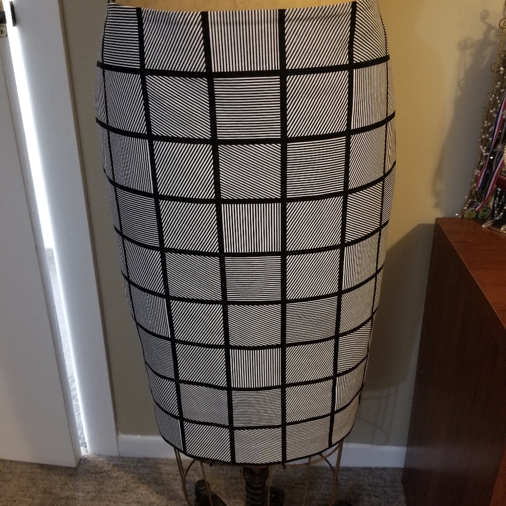 Ann Taylor poplin skirt 14 B&W geo print